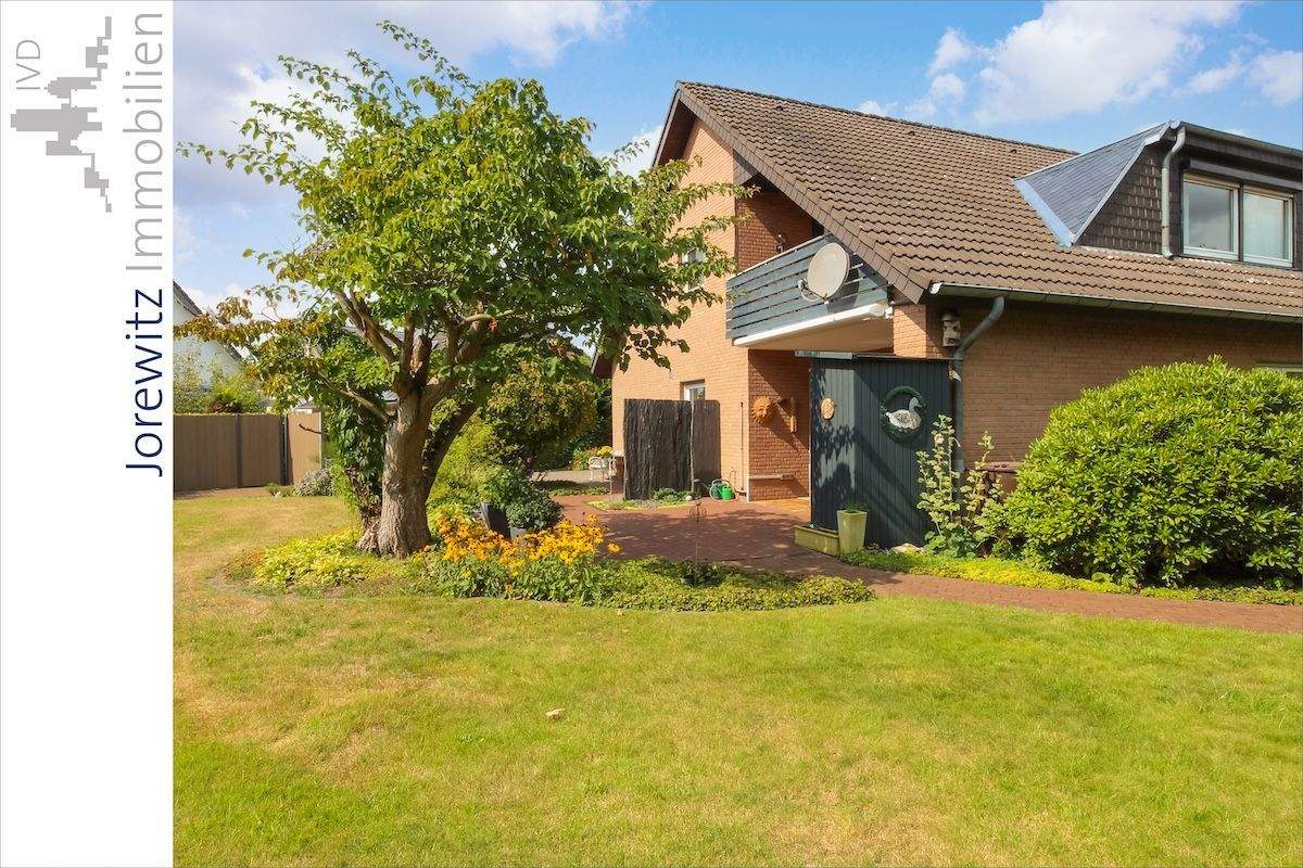 Zentrumsnah in Brackwede: Zweifamilienhaus mit Doppelgarage und großem Gartengrundstück – Bielefeld – Bild 1 von 9