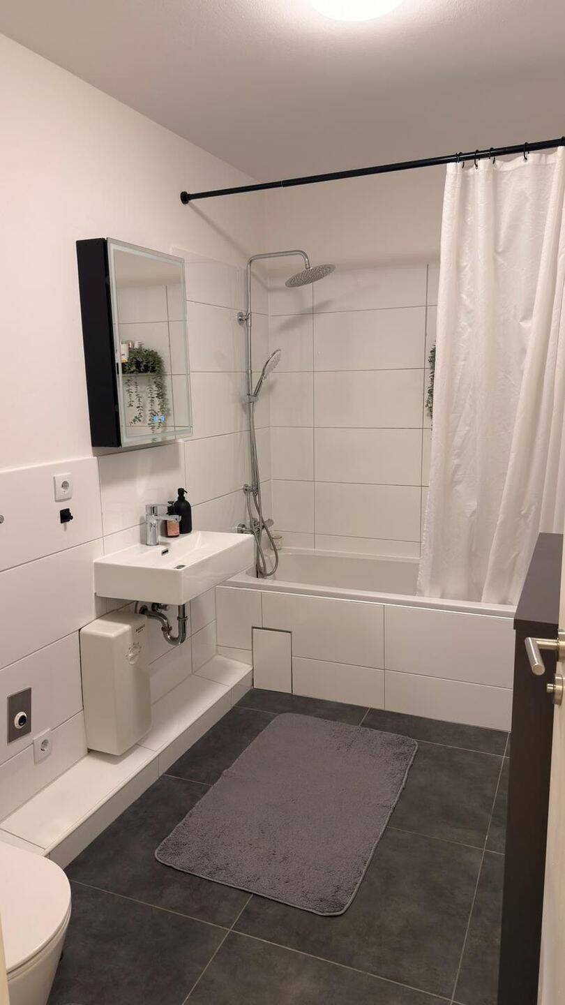 Gepflegte vermietete 2-Zimmer-Wohnung mit modernisiertem Bad, Balkon & Tiefgarage – Hamburg-Wandsbek – Hamburg – Vorschaubild 2