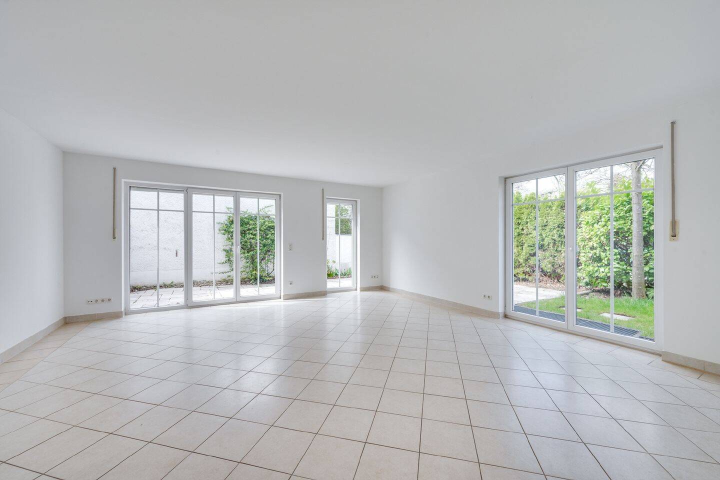 AIGNER: Garten-Oase mit Charme: Helle Erdgeschosswohnung mit flexiblem Grundriss – München – Vorschaubild 2