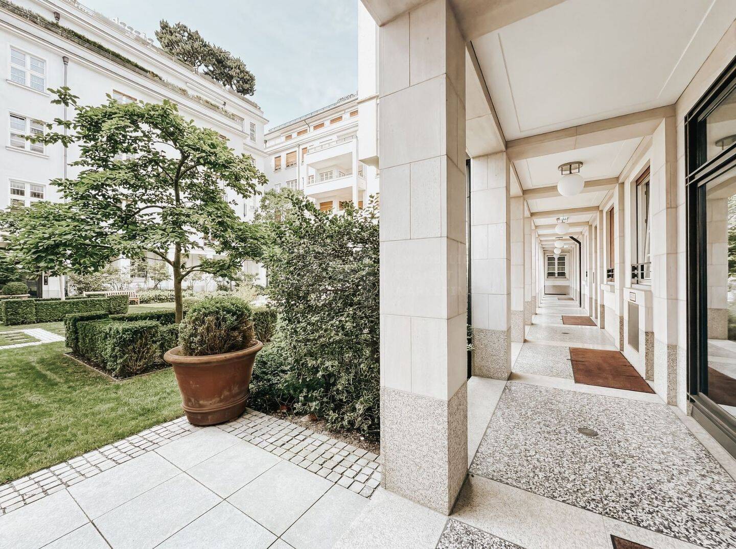 Exklusive 5-Zimmer-Residenz in der Maxvorstadt mit direktem Zugang zum Rocco-Forte-5*-Hotel The Charles – München – Vorschaubild 3