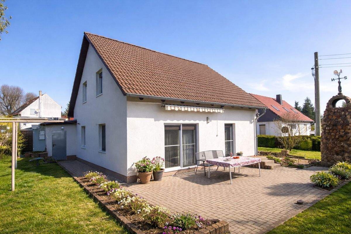 STILVOLLES EINFAMILIENHAUS MIT POOL- OASE UND SONNIGEM GRUNDSTÜCK – Benndorf – Bild 1 von 9