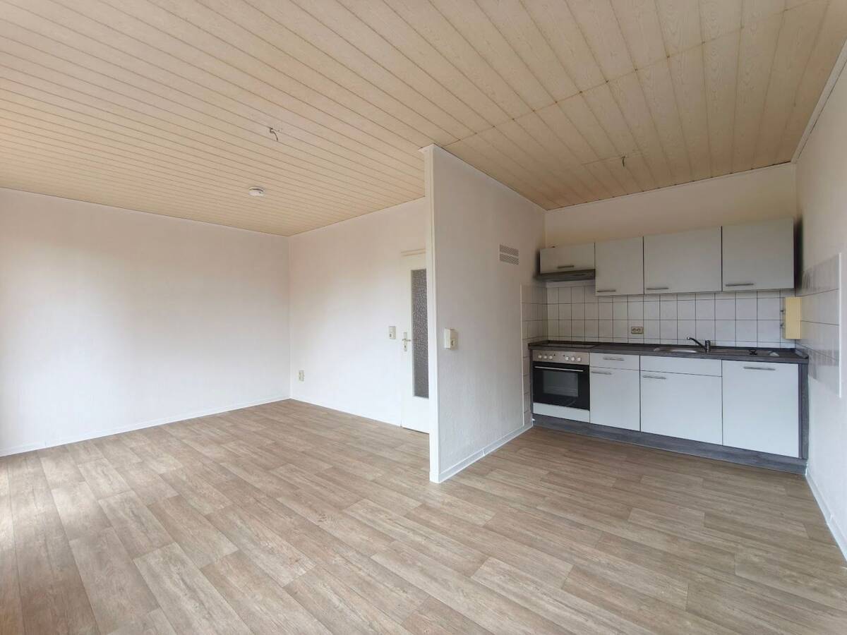 BALKONWOHNUNG mit EINBAUKÜCHE – 6766 Bitterfeld-Wolfen – Bild 1 von 9