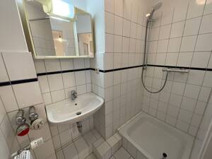 Frisch renovierte 2,5 Zimmer-Wohnung mit Duschbad und separatem WC – 23560 Lübeck – Vorschaubild 8