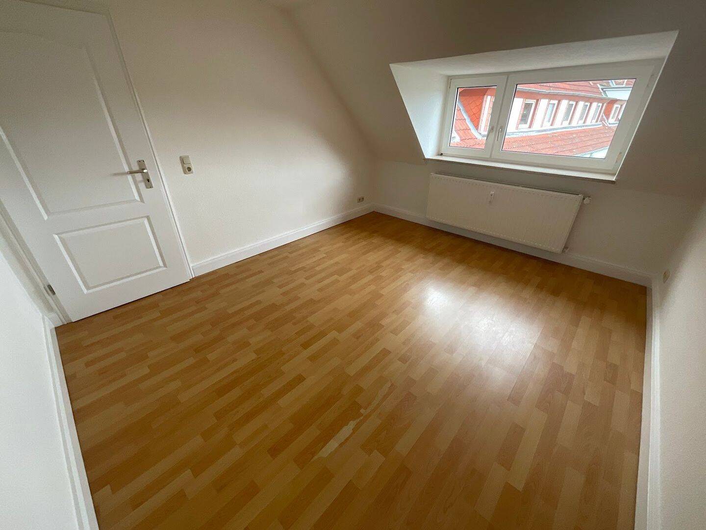 2 Zimmer-Dachgeschosswohnung mit geräumiger Wohnküche – Lübeck – Vorschaubild 8
