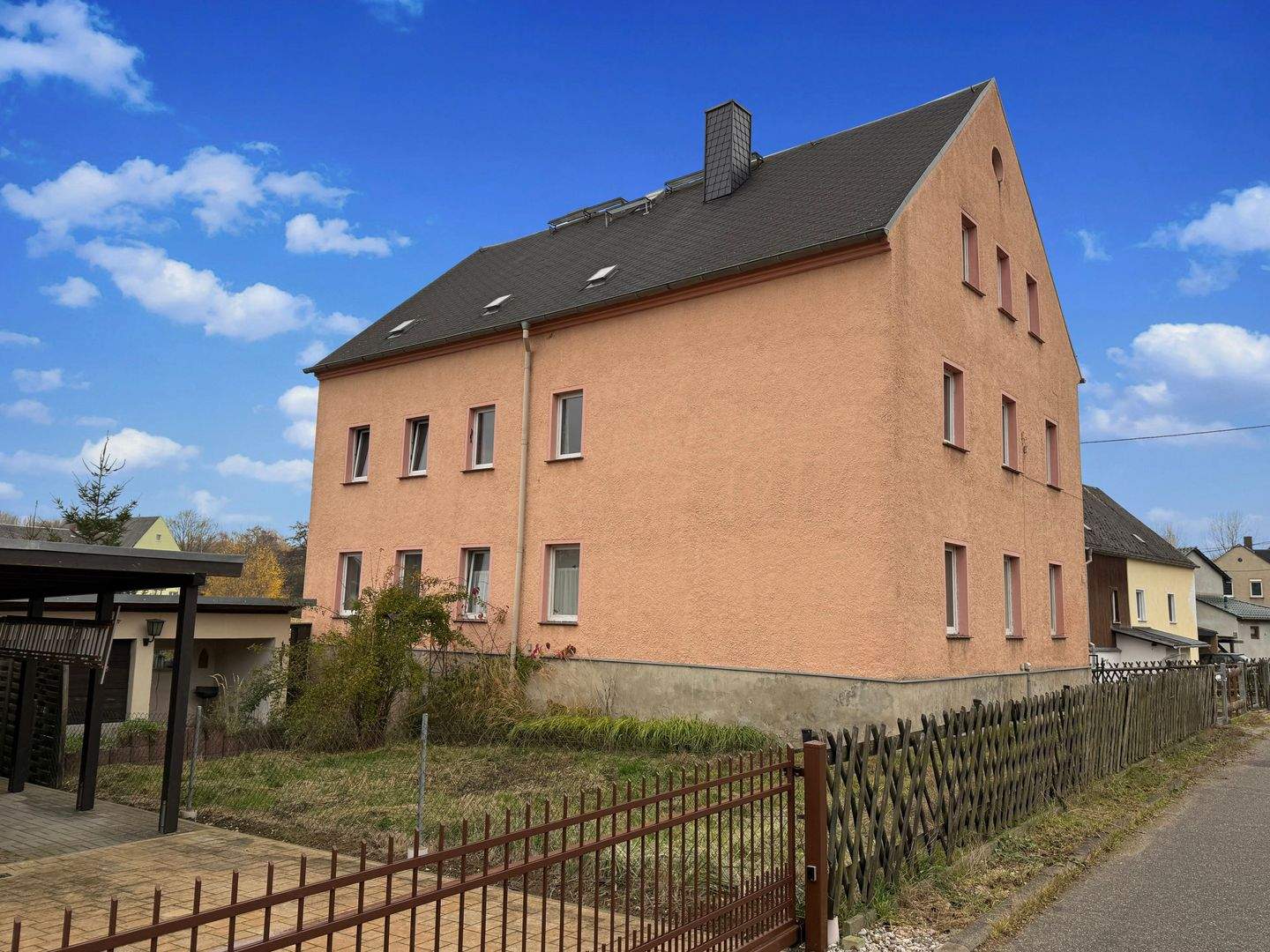 Freistehendes Haus mit Garagen, Einfahrt und Garten in Waldheim – Waldheim – Bild 1 von 9