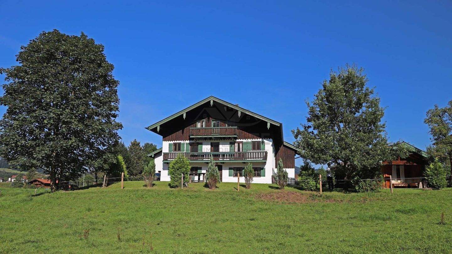 Traditionell alpenländisches Bauernhaus mit Bergblick in Inzell im Chiemgau – Inzell – Bild 1 von 9