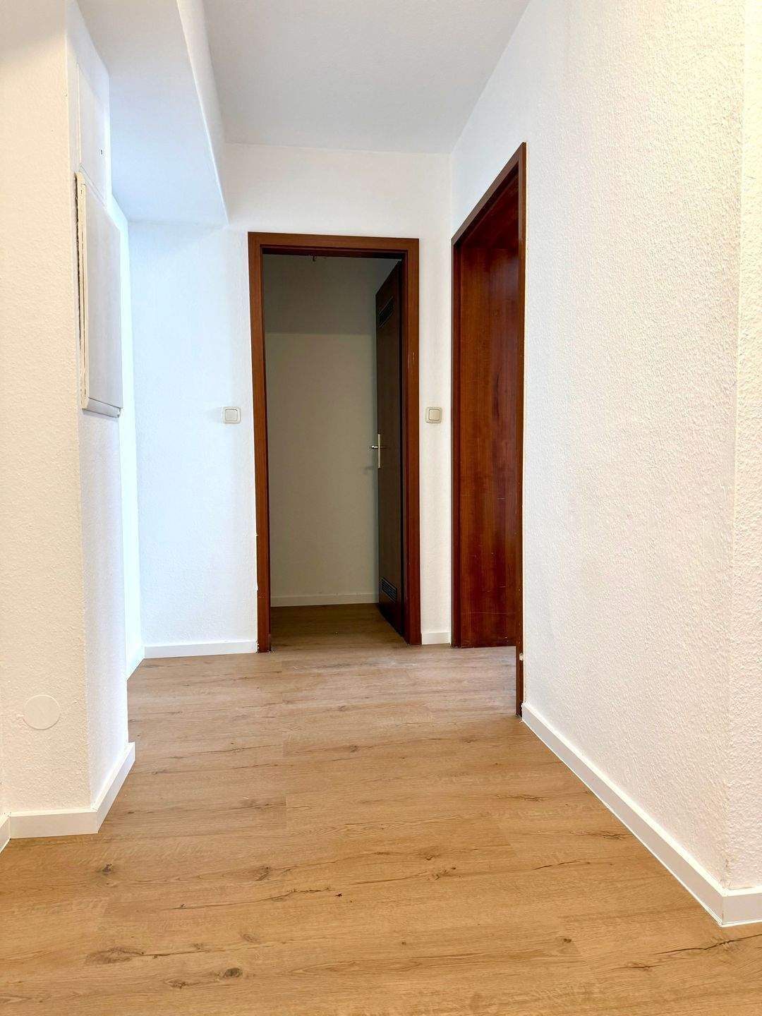 +++ HELLE RENOVIERTE LICHTDURCHFLUTETE 3-ZIMMER-WOHNUNG MIT AUFZUG +++ – Nürnberg – Vorschaubild 2