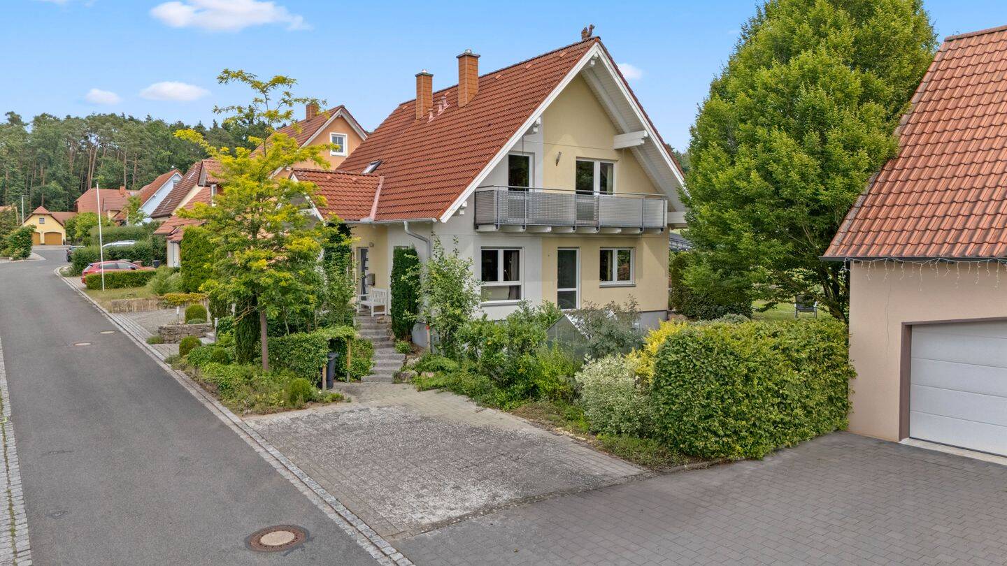 Idyllische Lage! Energieeffizientes Einfamilienhaus mit Balkon, Terrasse und optimaler Anbindung – Frensdorf – Vorschaubild 2