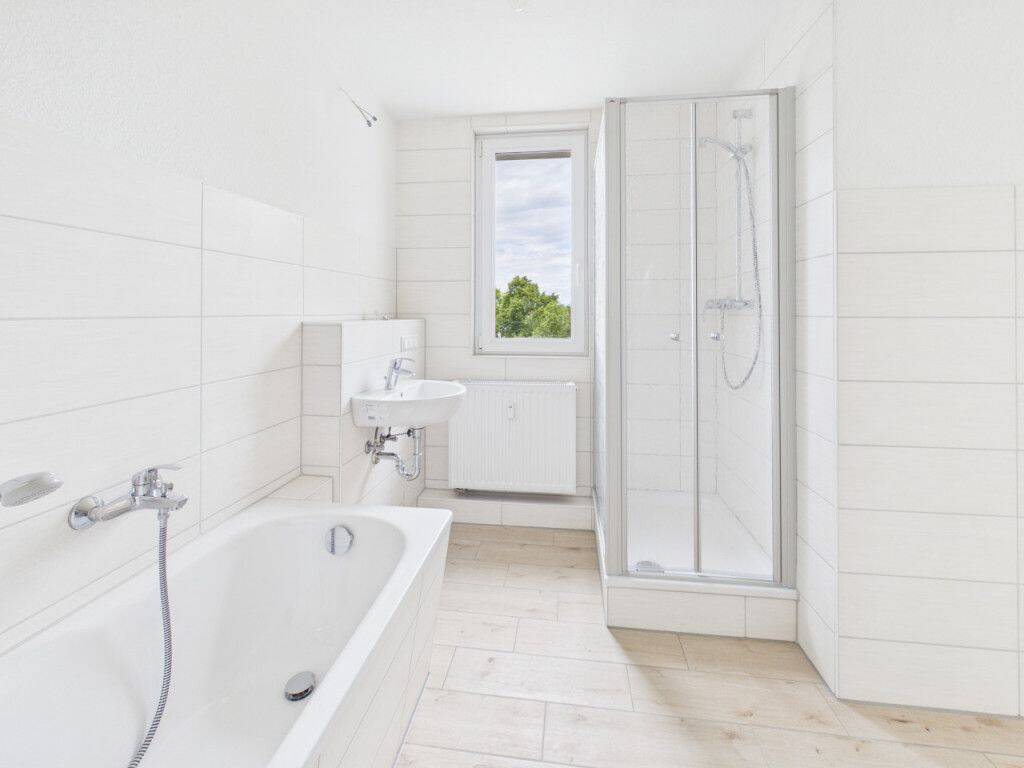 Erstbezug: 2-Zimmer mit großem Bad mit Wanne + Dusche nähe Zeisigwald!