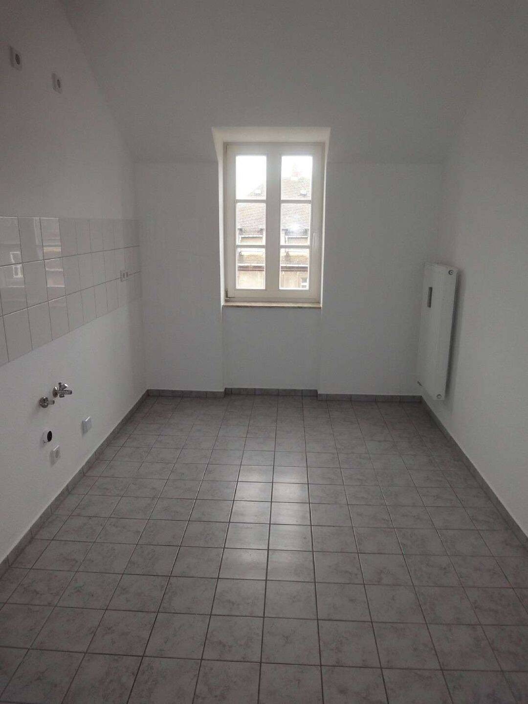 Frei ab 1.9.26 ! + DG + Bad mit Fenster + Laminat – Chemnitz – Vorschaubild 4