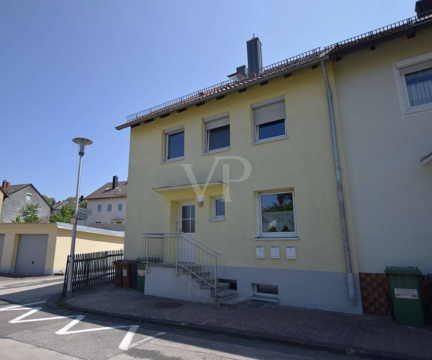 Modernisiertes Mehrfamilienhaus mit drei vermieteten Wohneinheiten und Garage – Ansbach – Vorschaubild 2