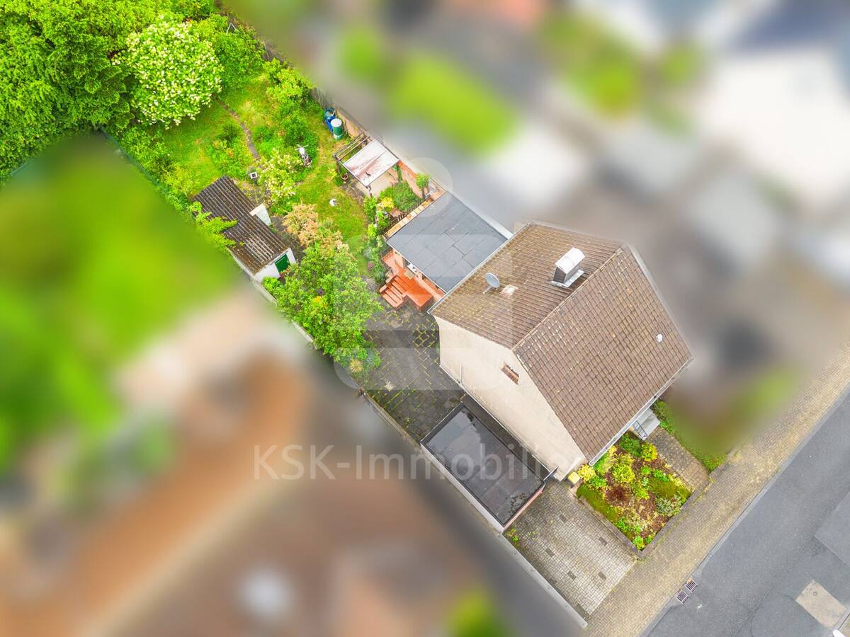 Gestalten Sie Ihr neues Zuhause: Doppelhaushälfte mit großem Grundstück in Worringen! – 50769 Köln – Bild 1 von 9