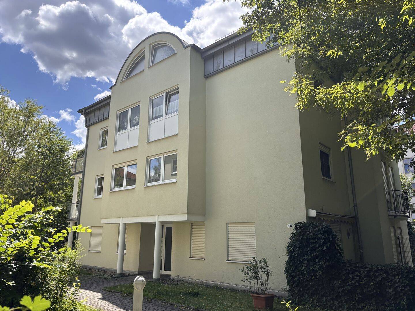 Attraktive 2-Raum-Wohnung in zweiter Reihe mit zwei Balkonen und Tiefgaragenstellplatz – Dresden – Vorschaubild 4