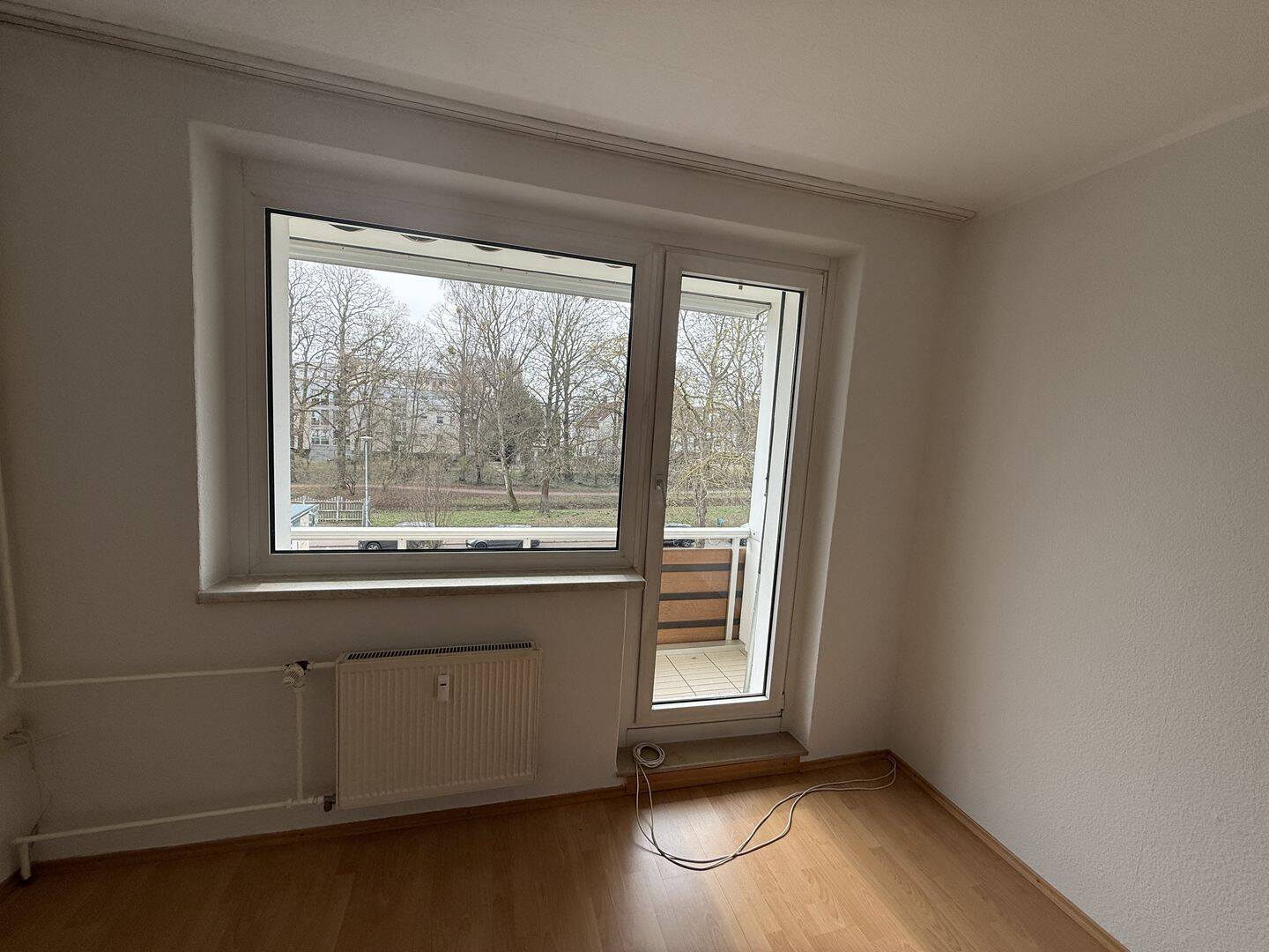 Wohnen in 1A-Lage . Renovierte 3 Zimmer-Wohnung. Balkon mit Blick auf die Schrote – Magdeburg – Vorschaubild 5