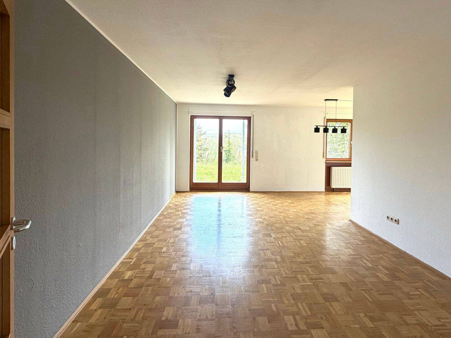 Charmante 2,5-Zimmer-Eigentumswohnung mit Terrasse und Stellplatz in Tauberbischofsheim – Tauberbischofsheim – Vorschaubild 2