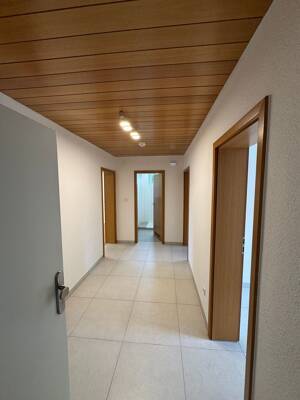Sofort verfügbare, umfassend modernisierte 3-Zimmer-Eigentumswohnung mit Balkon in Trier-Heiligkreuz