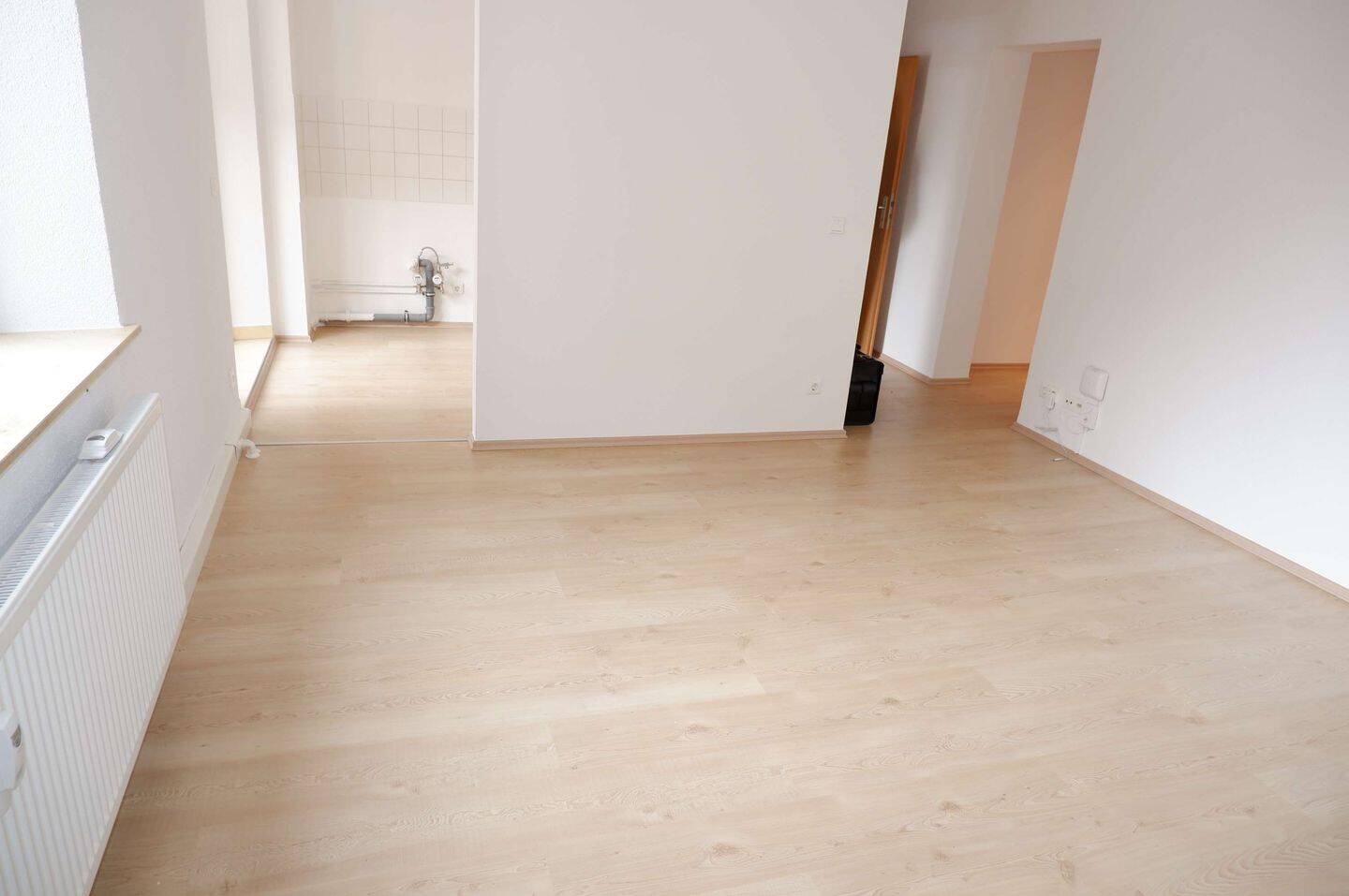 Alles NEU !!! Balkon + offener Küche im 1. OG !!!