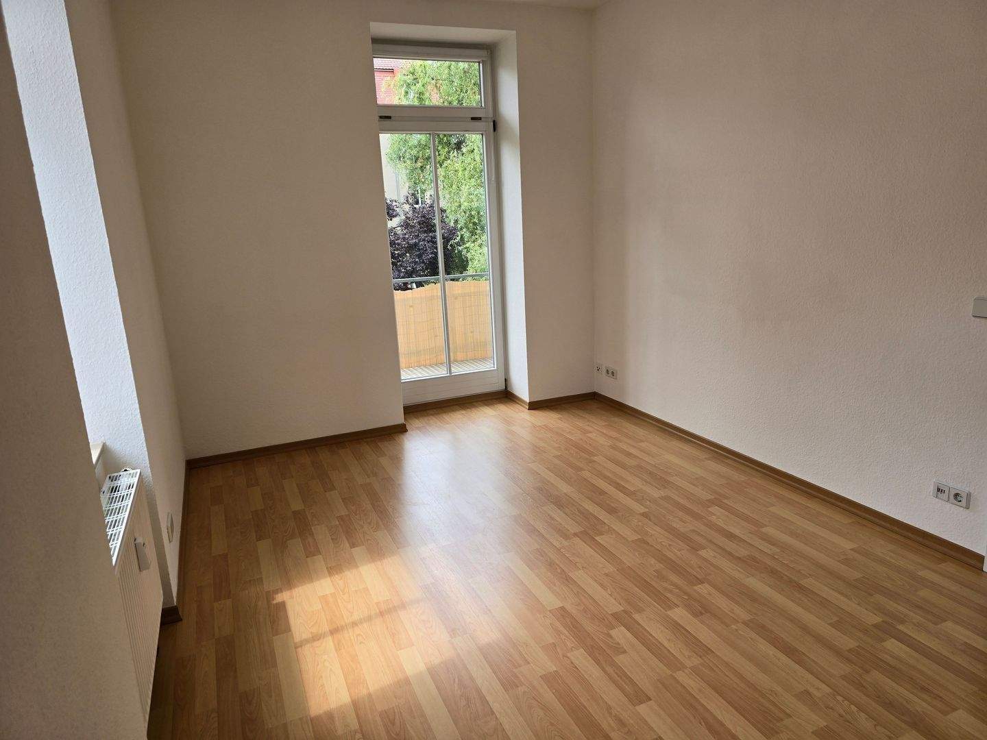 Gemütliche sonn. kl. 2-R-Single-Wohnung mit sehr großem West-Balkon u. EBK in ruhiger Lage v. Dresden-Löbtau – Dresden – Vorschaubild 5