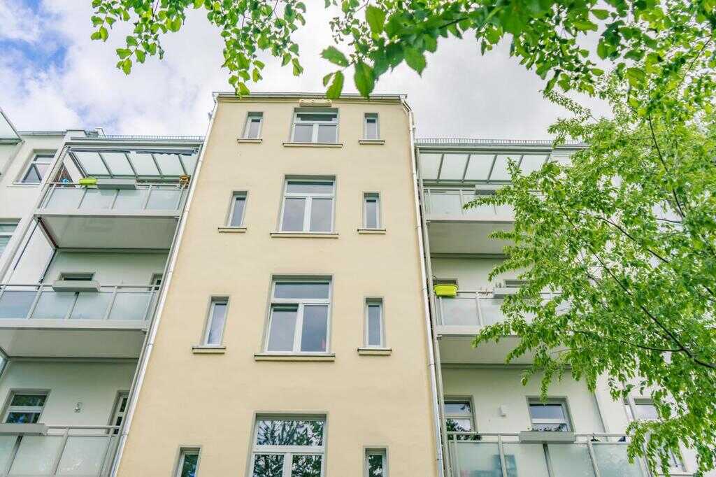 4-Raum-Balkonwohnung im Altbau mit 2 Bädern