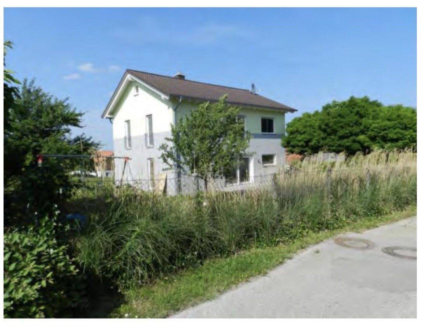 Moderne Familien-Idylle in Kirchanschöring: Freistehendes KfW-55 Effizienzhaus
