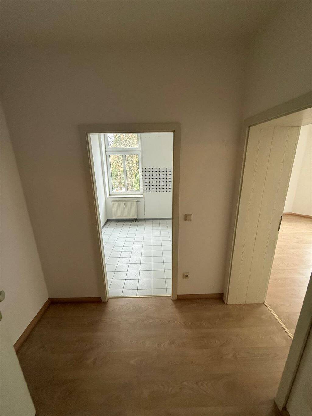 Gemütliche 2-Zimmer mit Laminat, Wanne und Dusche in ruhiger Lage – Chemnitz – Vorschaubild 3