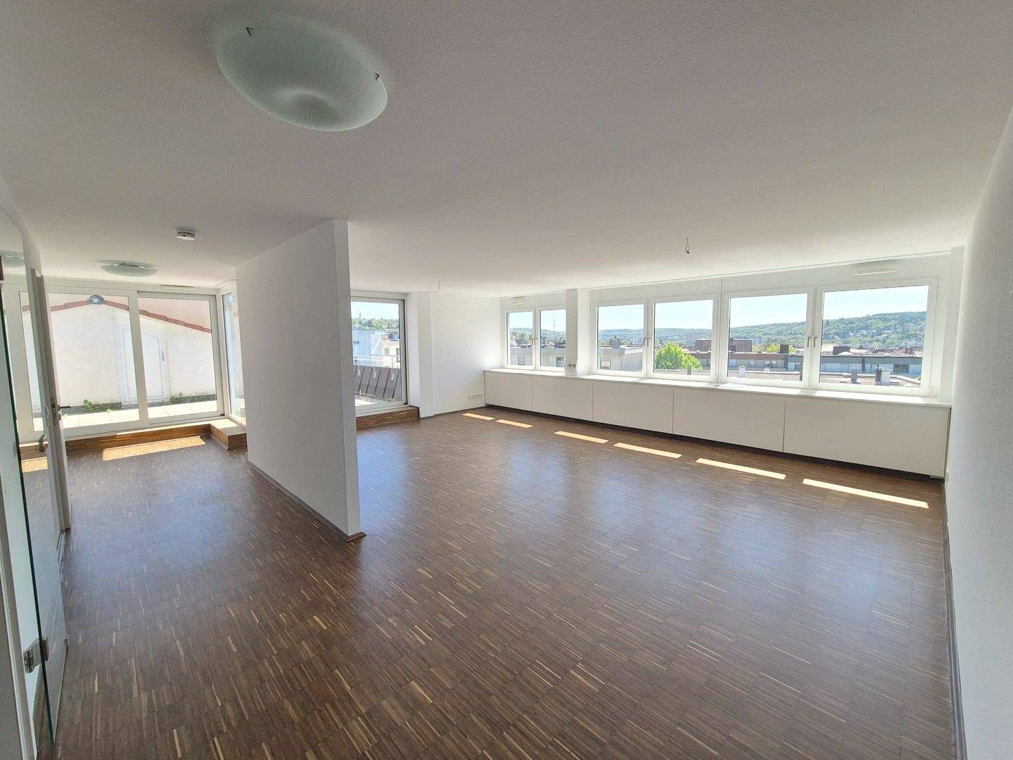 Helle 5-Zi.-Wohnung, Wü-Frauenland, Parkett, Terrasse, Badewanne, Dusche, Gäste-WC, Kellerabteil, Stellplätze