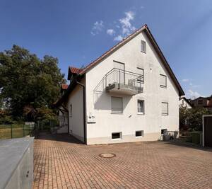 3-Zimmer-Erdgeschosswohnung mit Terrasse, Gartenanteil, Garage & Stellplatz in Regenstauf