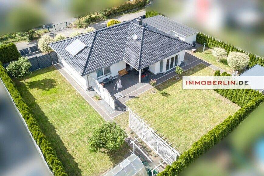 IMMOBERLIN.DE - Attraktiver Bungalow mit Sonnengarten & Garage – Seddiner See – Vorschaubild 2