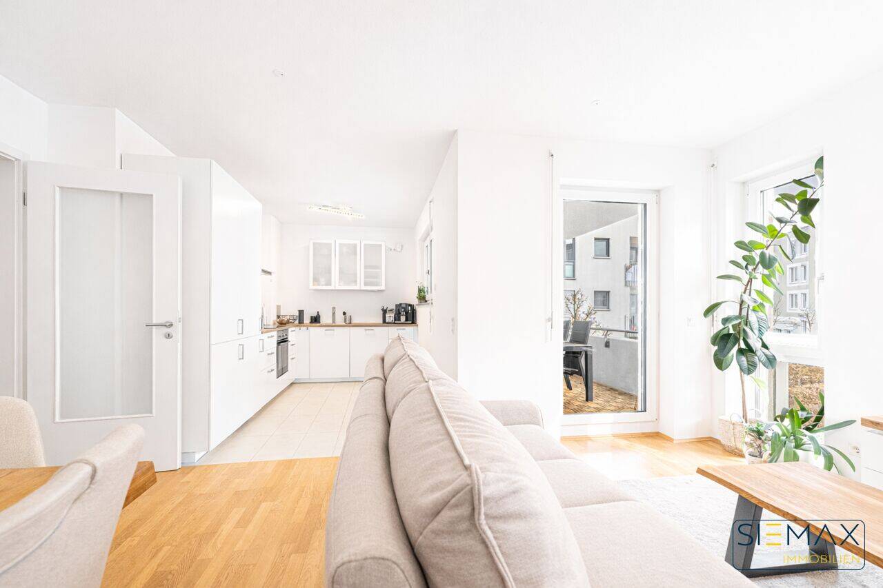 Bezugsfrei: Moderne Wohnung mit Einbauküche und überdachtem Balkon in ruhiger Lage – München – Vorschaubild 3