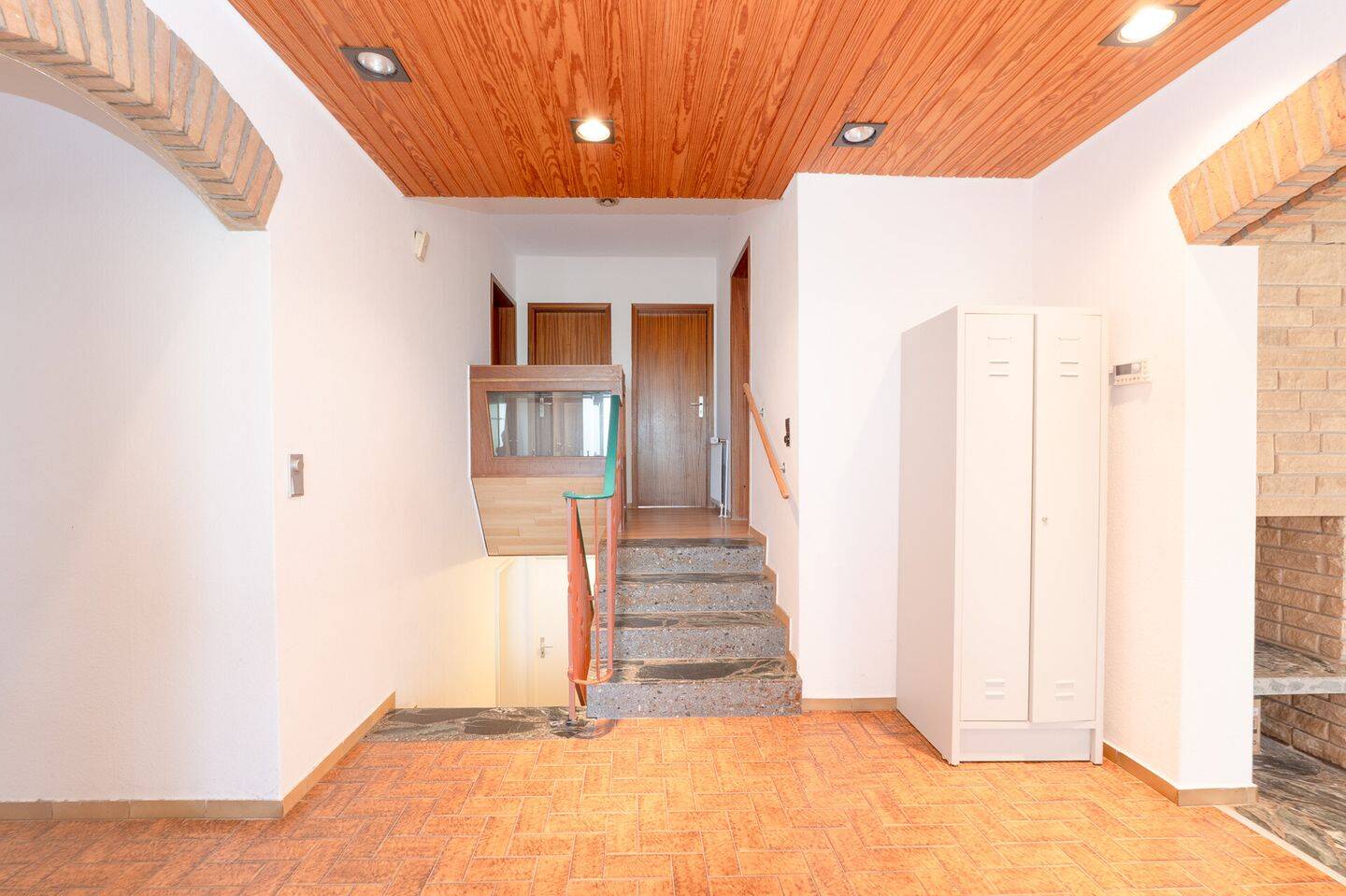 Familienfreundliches Split-Level-Haus mit Kamin, Souterrain und großem Garten am Naturschutzgebiet – Fredenbeck – Vorschaubild 4
