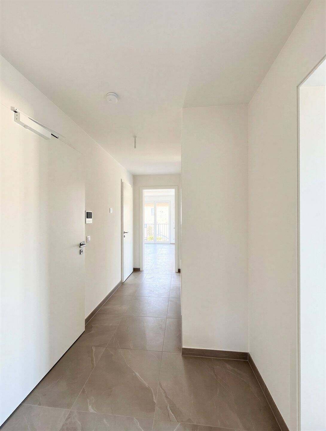 Sehr gut geschnittene NEUBAU-3-Zimmer-OG-Wohnung mit 2 Balkonen und Tiefgarage – München – Vorschaubild 2