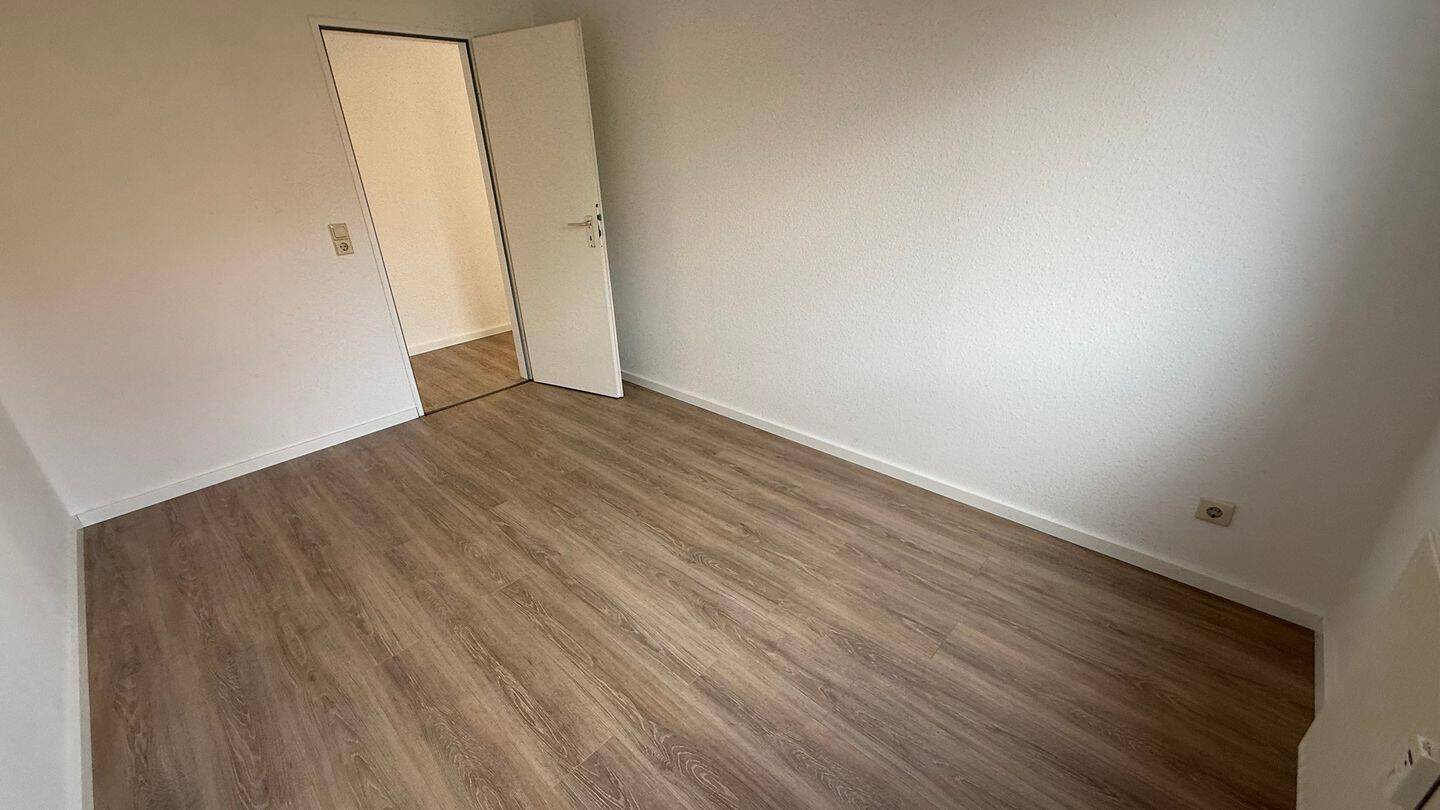 3. OG mit Lift - Süd-Balkon - NEUES Laminat - Lift + TG-Stellplatz – Chemnitz – Vorschaubild 9