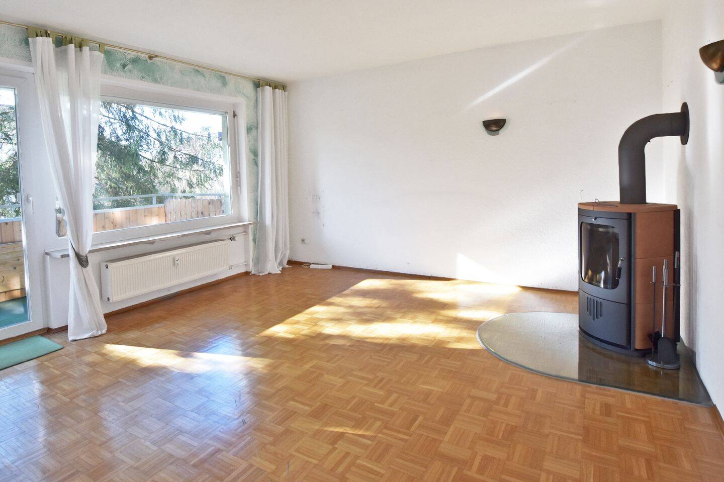 AIGNER - Renovierungsbedürftige 3-Zimmerwohung mit Balkon in ruhiger Lage in Allach