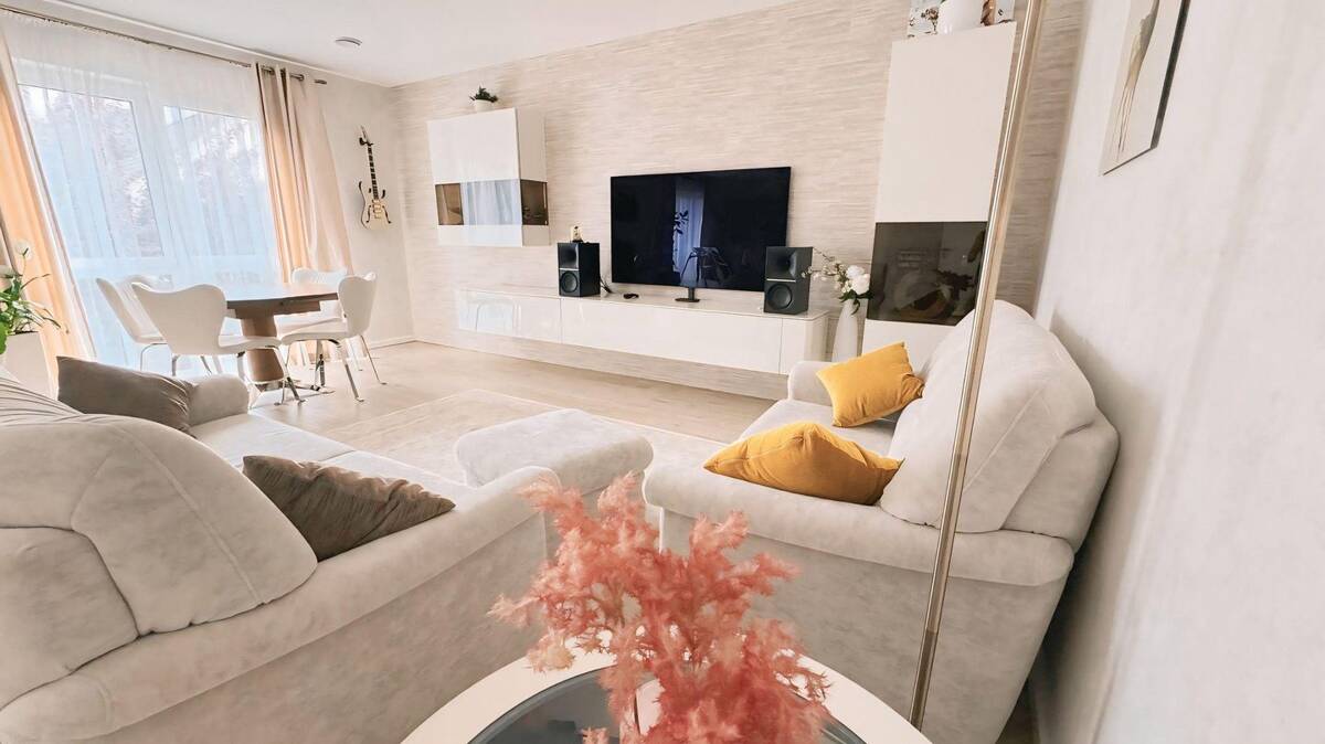 Hochwertige teilmöblierte 3-Zimmer-Wohnung mit Balkon – 22175 Hamburg – Bild 1 von 9
