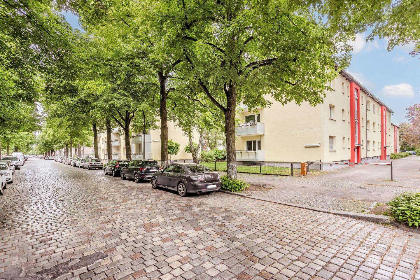 Vacant 2-Room Apartment with Potential for Re-letting or Owner-Occupancy