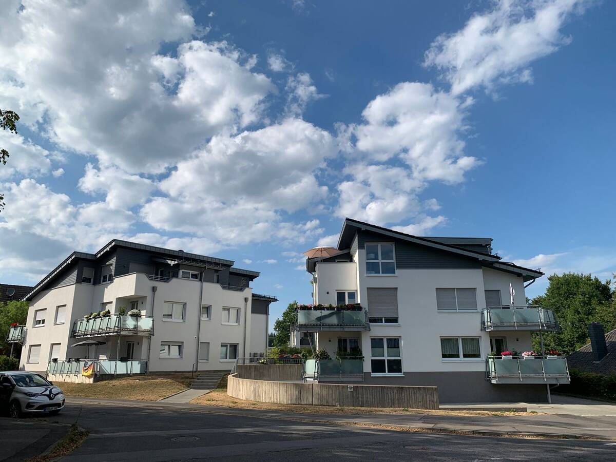 Helle 3-Zimmer-Wohnung mit Balkon, Tiefgaragenstellplatz und Aufzug – 52159 Roetgen – Bild 1 von 9