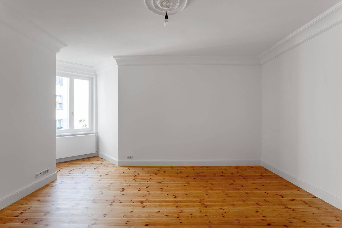 Unter 5.000 €/m²! Bezugsfreie 3-Zimmer-Wohnung. Hohe Decken, Dielenböden, Altbauflair.