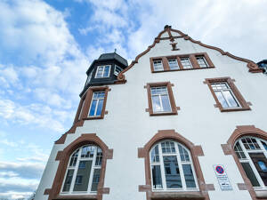 Moderne Dachgeschoss-Wohnung mit Balkon in Lauterbach-Zentrum