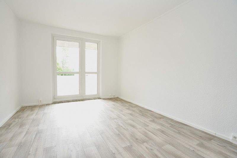 Schickes Wannenbad mit Dusche I Aufzug & Balkon – Chemnitz – Vorschaubild 5