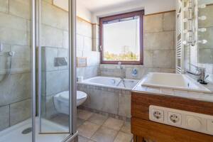 Ruhige Dachgeschosswohnung mit zwei Balkonen und viel Privatsphäre – 23562 Lübeck – Vorschaubild 9