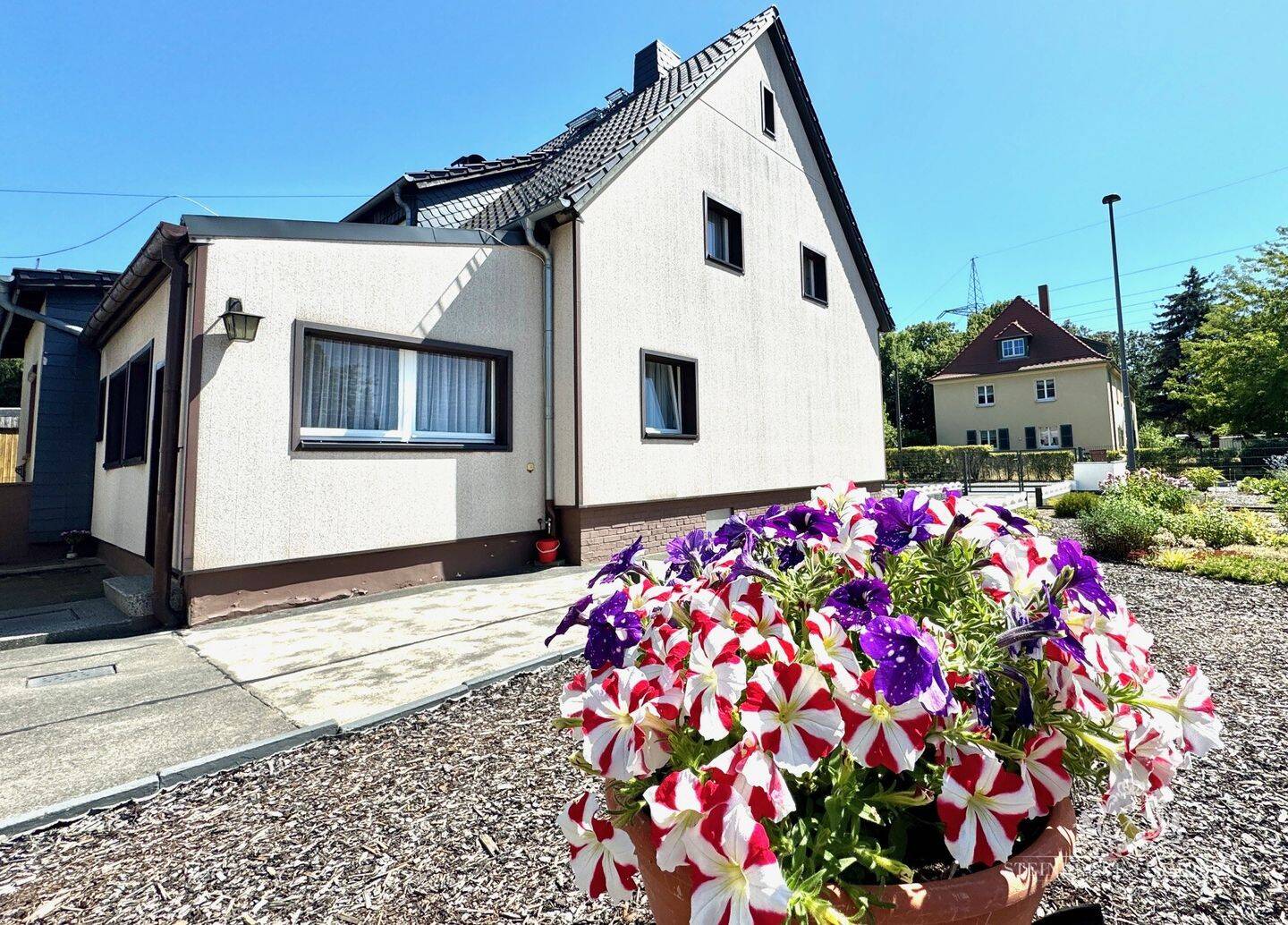 Doppelhaushälfte in Radebeul mit neuer Heizungsanlage (Wärmepumpe & Gasheizung) – Radebeul – Bild 1 von 9