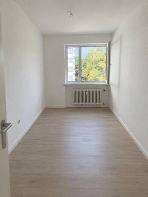 Erstbezug nach Sanierung, moderne 3-Zimmer-Wohnung mit Südloggia und 2 Stellplätzen in Englschalking – 81927 München – Vorschaubild 4