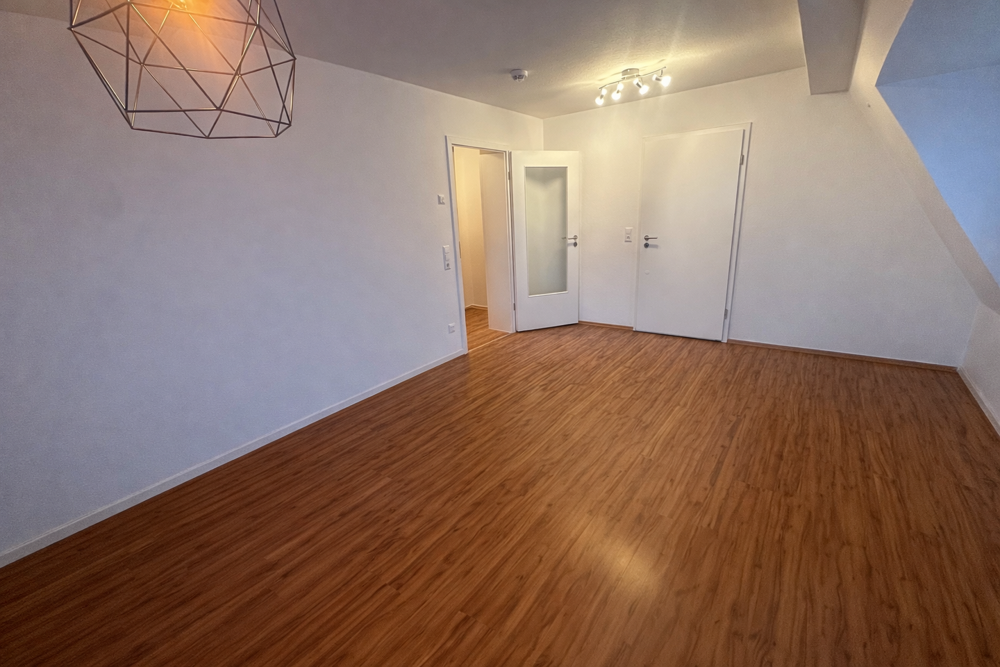 Dachgeschoss mit Charakter: 2-Zimmer-Wohnung mit Aufzug und Carport-Stellplatz in Dresden-Pieschen – Dresden – Vorschaubild 6