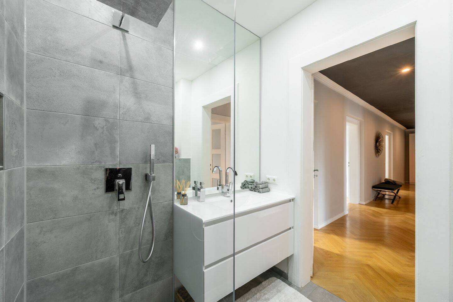 AIGNER - Großzügige 3-Zimmer-Wohnung mit stilvollem Altbaucharme – München – Vorschaubild 8