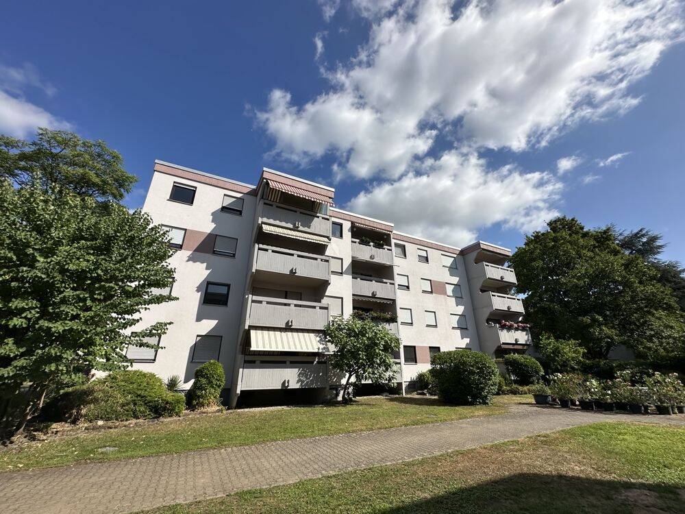 Sehr schöne und gepflegte Wohnung mit Loggia und Blick ins Grüne.