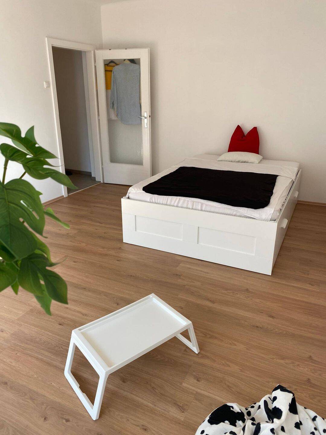 Neu renovierte 1,5-Zimmer-Wohnung mit Einbauküche und Balkon – München – Vorschaubild 3
