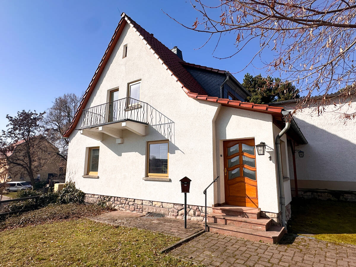 WOHNEN MIT AUSBLICK! Großzügiges Einfamilienhaus mit Wintergarten, Balkon und Sonnenterrasse – Bad Frankenhausen/Kyffhäuser – Bild 1 von 9