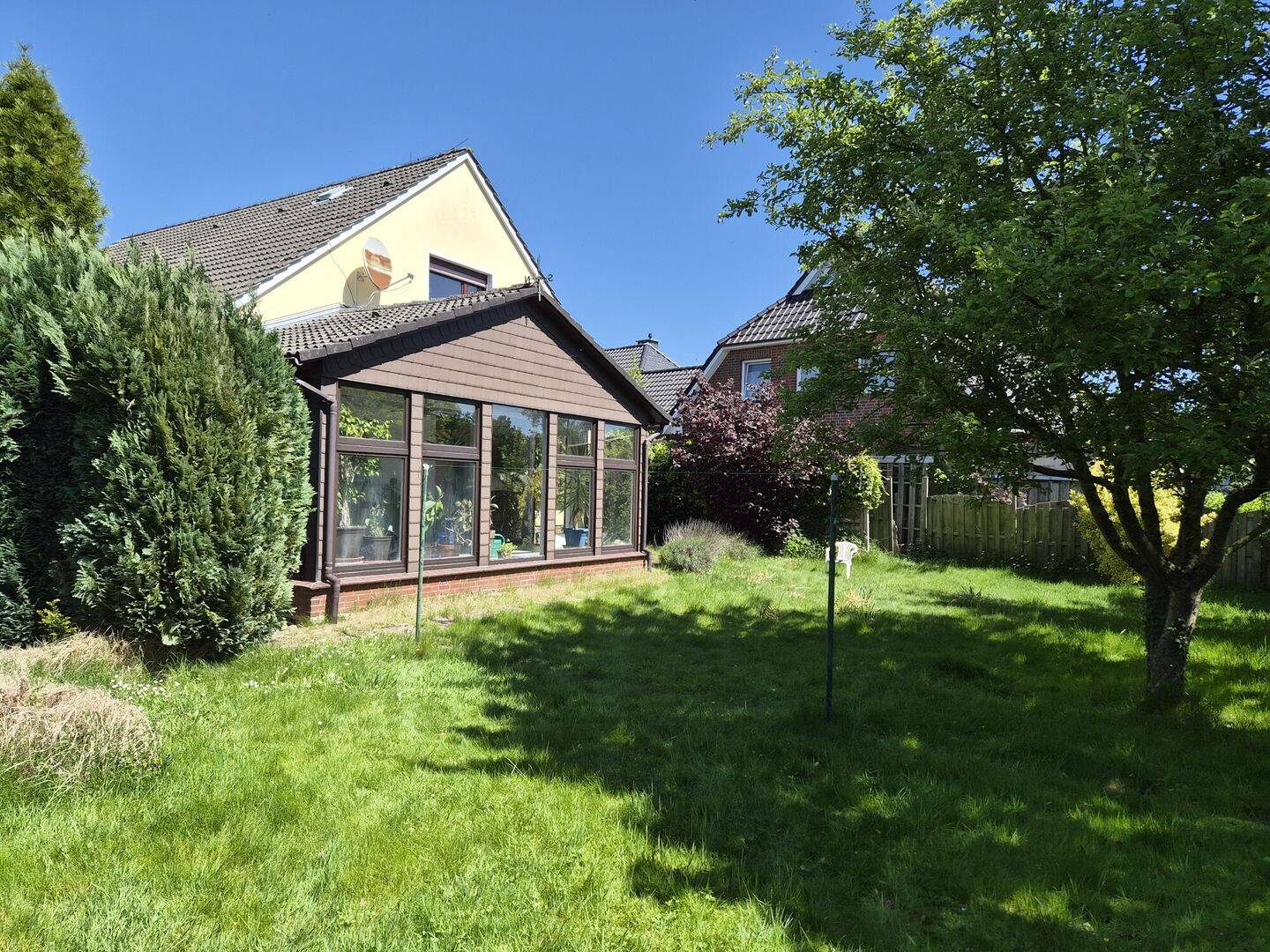 Zwei-/Einfamilienhaus mit großem Grundstück in Petersfehn