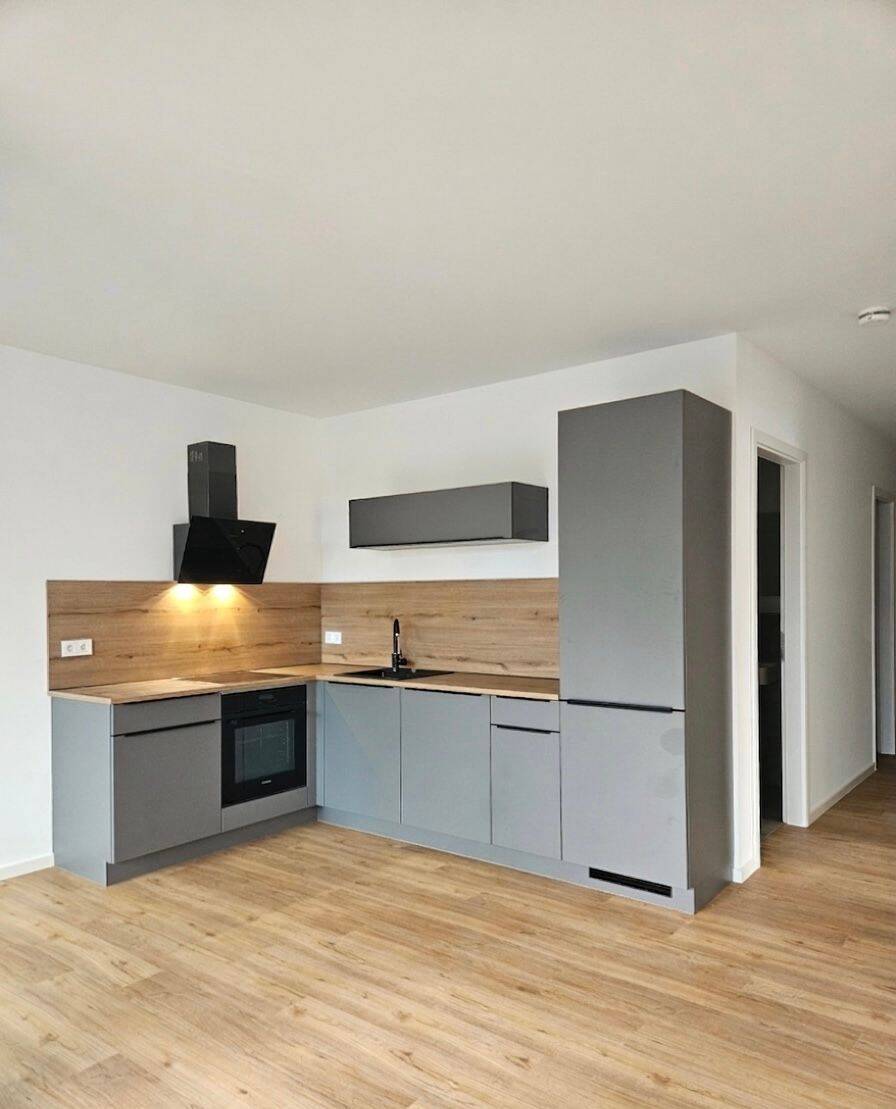 Neubaukomfort im Erstbezug: Helle 3-Zimmerwohnung mit zwei Balkonen, EBK und Tiefgaragenstellplatz – Frankfurt am Main – Vorschaubild 4