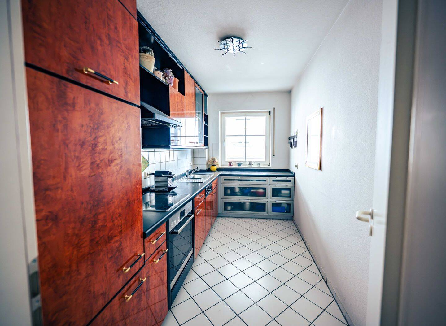 Schlosspark vor der Tür. Bezugsfreie 3-Zimmer-Wohnung mit Balkon, Aufzug & TG-Stellplatz! – Wiesbaden – Vorschaubild 3